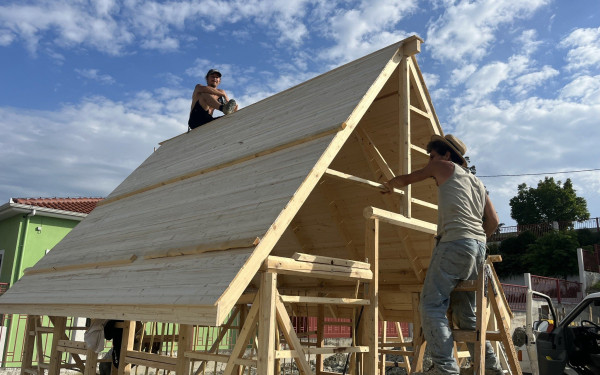 Κοζάνη: Ένα «Παραμυθόσπιτο» φτιαγμένο από μικρούς και μεγάλους με φυσικά υλικά (φωτ.)