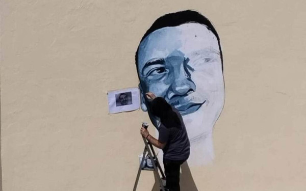 Γκράφιτι με τη μορφή του Άλκη Καμπανού και με μήνυμα κατά της οπαδικής βίας θα κοσμεί το 7ο Δημοτικό Σχολείο Νεάπολης