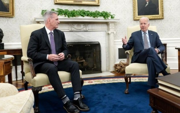 Έπεσαν οι τόνοι αλλά παραμένει το χάσμα Μπάιντεν - Ρεπουμπλικάνων για το όριο δανεισμού των ΗΠΑ