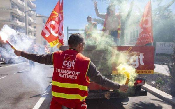 Διαδήλωση στις Κάννες κατά της μεταρρύθμισης Μακρόν - Εργαζόμενοι έκοψαν το ρεύμα στο Φεστιβάλ Καννών (βίντεο)