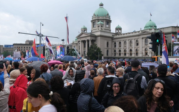 Χιλιάδες πολίτες στο Βελιγράδι διαδηλώνουν υπέρ του προέδρου Βούτσιτς