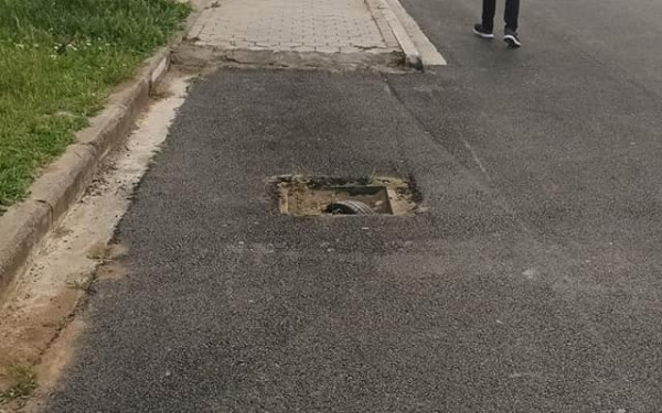 Θεσσαλονίκη: Ξέχασαν ελαστικό σε δρόμο που ασφαλτόστρωσαν (φωτ.)