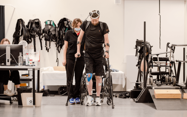  Εμφύτευμα βοηθά ασθενή με παράλυση να περπατήσει