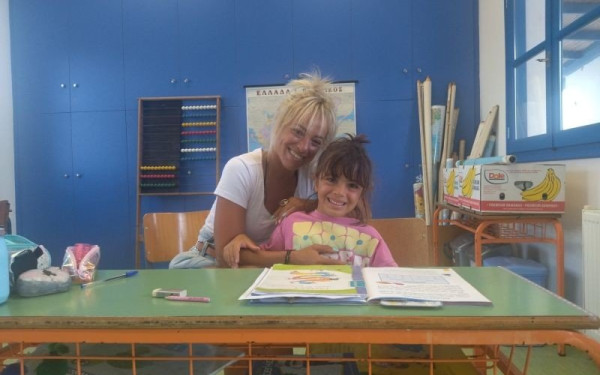 Η μικρή Ναταλία η μόνη μαθήτρια στο Δημοτικό Σχολείο Ηρακλειάς - Δασκάλα της η μαμά της (φωτ.)