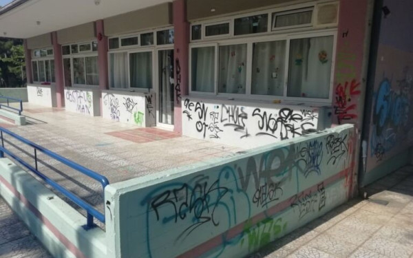 Θεσσαλονίκη: Άγνωστοι βανδάλισαν το γυμνάσιο στη Μαλακοπή