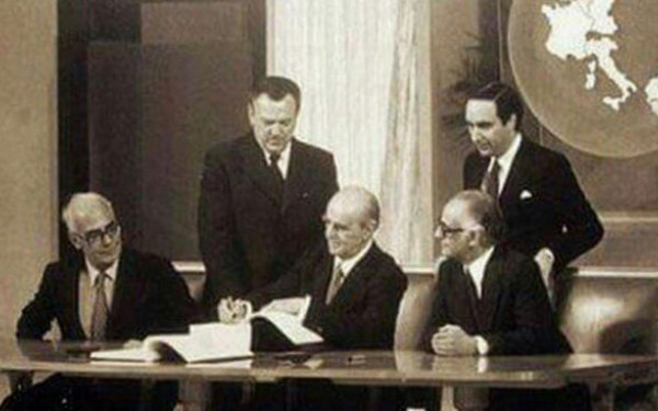 Ιστορίες: Σαν σήμερα το 1979 η Ελλάδα γίνεται το δέκατο μέλος της ΕΟΚ