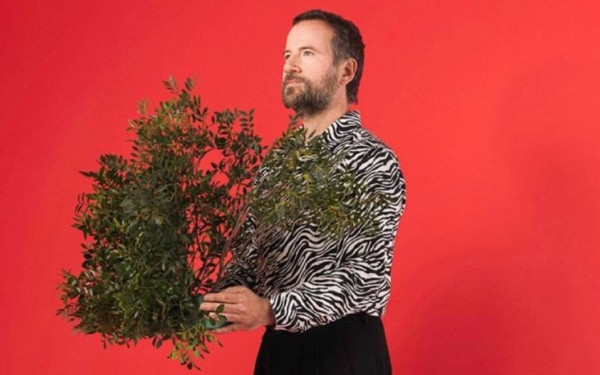 Ο Κωστής Μαραβέγιας απόψε στο Θέατρο Δάσους 