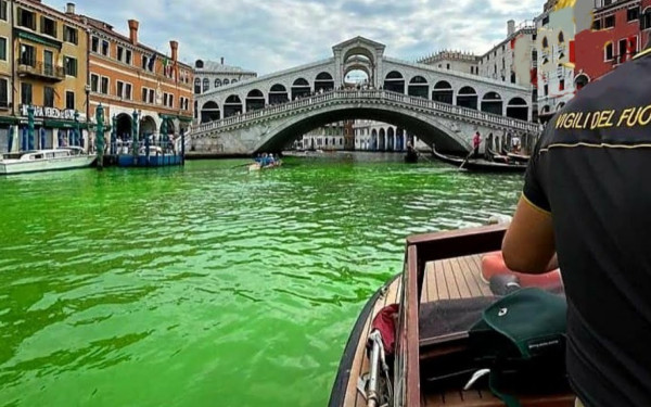 Λύθηκε το μυστήριο στη Βενετία: Για ποιο λόγο βάφτηκε πράσινο το Μεγάλο Κανάλι (βίντεο, φωτ.)