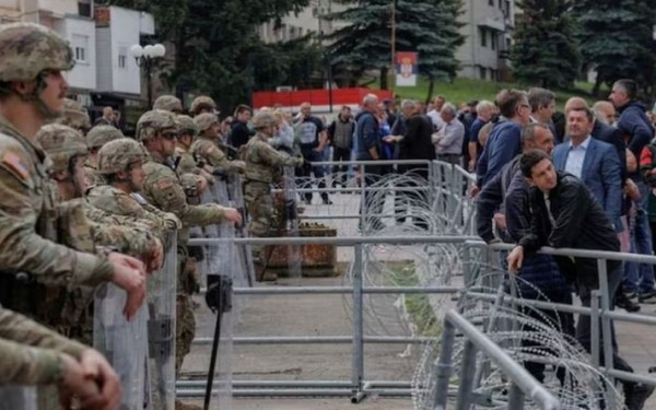 Στρατιώτες του ΝΑΤΟ φρουρούν κτίριο σε πόλη Σέρβων του Κοσόβου έπειτα από συγκρούσεις 