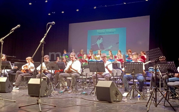 Καλαμαριά: «Από το χθες στο σήμερα… ένα τραγούδι δρόμος» - Πλημμύρισε από μελωδίες το δημοτικό θέατρο (βίντεο & φωτ.)