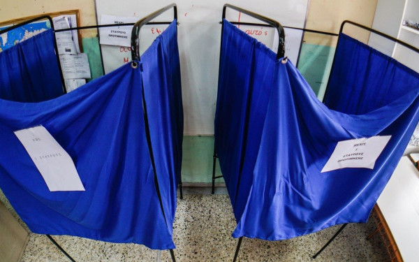 Εκλογές 2023: Έστησαν παραβάν στην αυλή σε εκλογικό κέντρο των Σερρών (βίντεο)