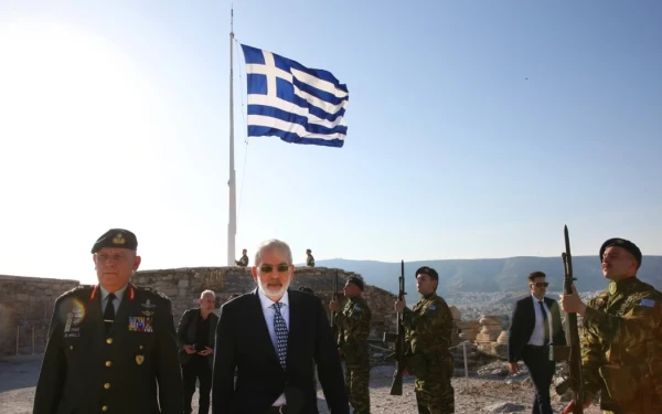 Στην έπαρση της σημαίας στην Ακρόπολη ο Ι. Σαρμάς (φωτ.)