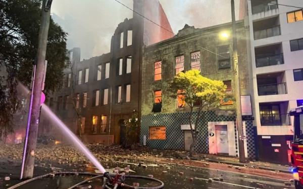 Αυστραλία: Συναγερμός στο Σίδνεϊ από φωτιά που καίει ανεξέλεγκτα σε πολυώροφο κτίριο (βίντεο)