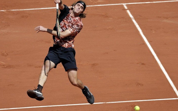 Τένις: O Τσιτσιπάς «επιβίωσε» στην πρεμιέρα του στο Ρολάν Γκαρός (βίντεο)