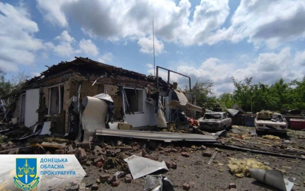 Φρίκη στο Τορέτσκ της Ουκρανίας: 2 νεκροί και 8 τραυματίες από ρωσική επίθεση (βίντεο & φωτ.)