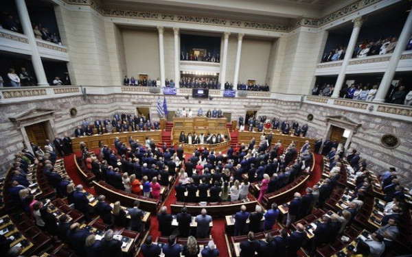 Ορκίστηκαν οι 300 της Βουλής και αύριο... αποχωρούν (βίντεο & φωτ.)