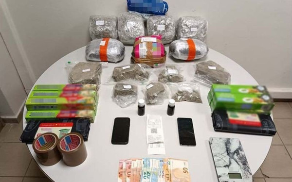 Χειροπέδες σε δύο μέλη συμμορίας διακίνησης ναρκωτικών