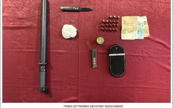 Θεσσαλονίκη: Χειροπέδες σε δύο άτομα για κατοχή ναρκωτικών και ενός taser