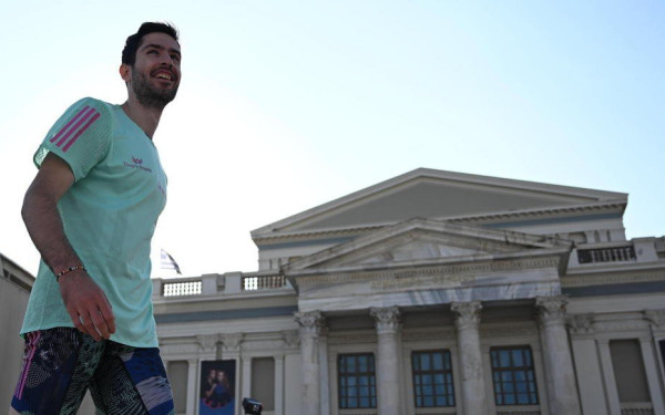 Στίβος: Ο Τεντόγλου κλέβει την παράσταση στον Πειραιά (βίντεο)