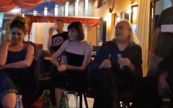 Θεσσαλονίκη: Ο Γιάννης Αγγελάκας στο πλευρό παρέας Ρομά που άνοιξε συνεταιριστικό καφέ στο Κορδελιό (βίντεο)