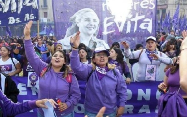 Αργεντινή: Χιλιάδες πολίτες κατέκλυσαν τους δρόμους του Μπουένος Άιρες για τις γυναικοκτονίες (βίντεο)