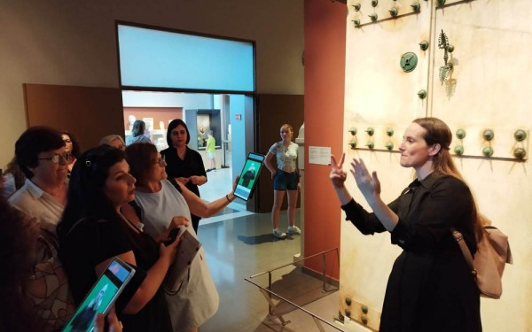 Θεσσαλονίκη: Αυτόνομη ξενάγηση κωφών και βαρήκοων στο Αρχαιολογικό Μουσείο (φωτ.)