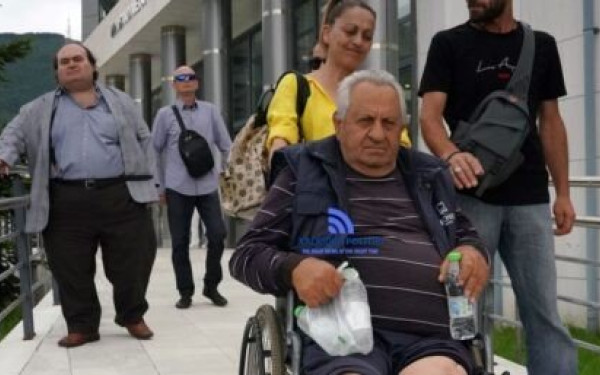 Έξωση στα Νέα Φλογητά: Αναβλήθηκε η δίκη - 40 μέρες μένει στο μπαλκόνι του ο 81χρονος (βίντεο)
