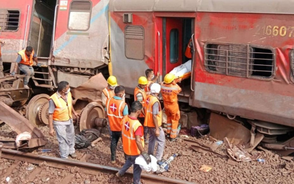 Ινδία: Ο υπουργός Σιδηροδρόμων εντόπισε τα αίτια της τραγωδίας αλλά δεν είπε λεπτομέρειες επειδή «δεν είναι σωστό» 