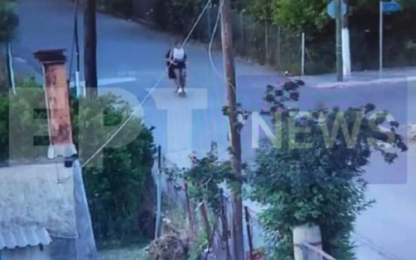 Καλαμάτα: Καρέ-καρέ η στιγμή σύγκρουσης αυτοκινήτου με πατίνι στο οποίο επέβαιναν δύο μαθητές (σκληρές εικόνες)