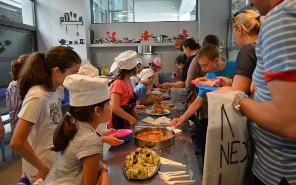 Θεσσαλονίκη: Μικροί σεφ έφτιαξαν παραδοσιακά φαγητά από χώρες που διοργάνωσαν Ολυμπιακούς Αγώνες (φωτ.)