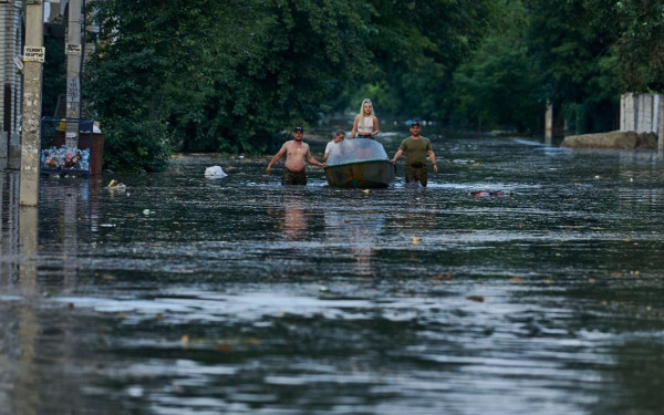 Αγωνία στην Ουκρανία: Απομακρύνθηκαν 5.900 άνθρωποι από την πλημμυρισμένη ζώνη πέριξ του φράγματος Καχόβκα (βίντεο & φωτ.) Αγωνία στην Ουκρανία: Απομακρύνθηκαν 5.900 άνθρωποι από την πλημμυρισμένη ζώνη πέριξ του φράγματος Καχόβκα (βίντεο & φωτ.)