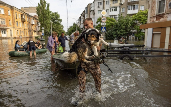 Ουκρανία: Κατοχή, βομβαρδισμοί και πλημμύρες έχουν ισοπεδώσει τη Χερσώνα (βίντεο)