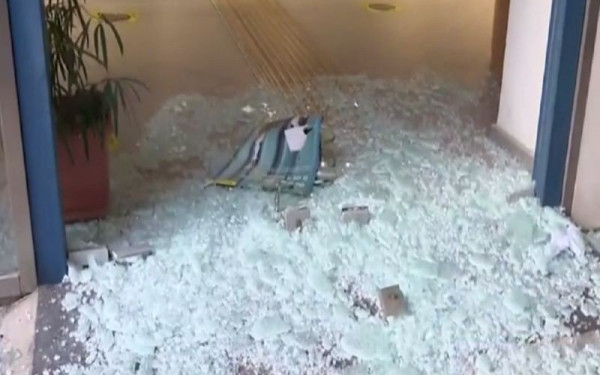 Καταδρομική επίθεση αγνώστων σε καταστήματα στο Κουκάκι: Ζημιές σε ΑΤΜ και καταστήματα (βίντεο)