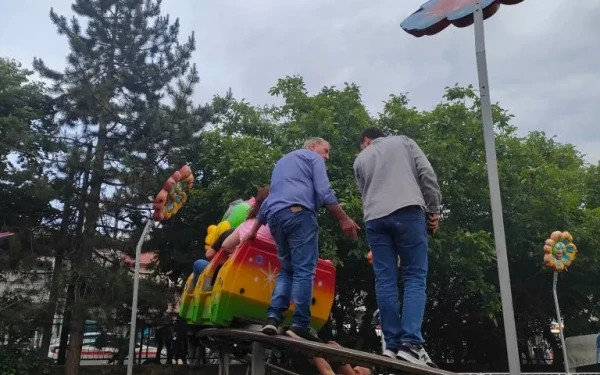 Δρέπανο Κοζάνης: Τρόμος στο τρενάκι του Λούνα Πάρκ (βίντεο, φωτ.) Δρέπανο Κοζάνης: Τρόμος στο τρενάκι του Λούνα Πάρκ (βίντεο, φωτ.)