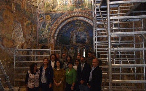 Εξειδικευμένοι Έλληνες συντηρητές σώζουν τοιχογραφίες στο βυζαντινό ναό του Αγ. Γεωργίου στο Κουρμπίνοβο