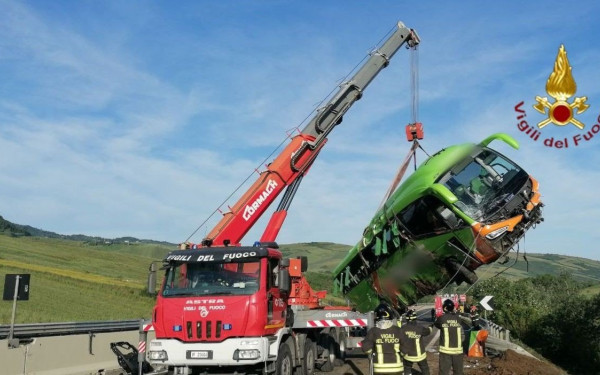 Ιταλία: Λεωφορείο έπεσε σε χαράδρα - 1 νεκρός και 14 τραυματίες (βίντεο)