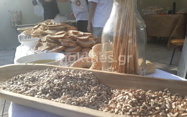 Θεσσαλονίκη: Οι μαθητές του 12ου ΓΕΛ παρασκεύασαν το ξακουστό κουλούρι Θεσσαλονίκης (φωτ.)