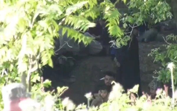 Έβρος: Ολοκληρώθηκε η επιχείρηση διάσωσης των μεταναστών - Επιβιβάστηκαν σε τουριστικά λεωφορεία (βίντεο)