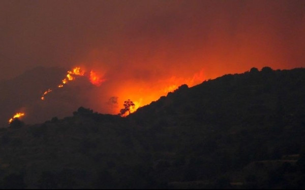 Κύπρος: Μεγάλη πυρκαγιά καίει ανεξέλεγκτη στα βόρεια της Λεμεσσού