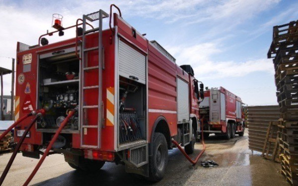 Αθήνα: Φωτιά σε εγκαταλελειμμένο κτίριο στην οδό Βουλής