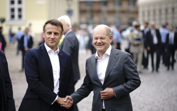 Ο Σολτς κάνει το τραπέζι στον Μακρόν στο Πότσνταμ (φωτ.)