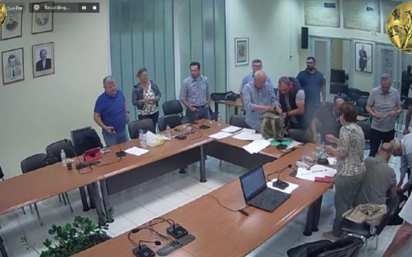 Χίος: Δημοτικός σύμβουλος κατέρρευσε - Δεν υπήρχε ασθενοφόρο να τον μεταφέρει