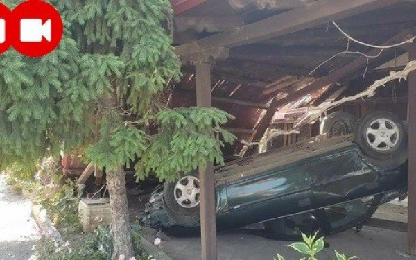 Σκύδρα: IX πήγε να προσπεράσει και κατέληξε ανάποδα σε μαγαζί (βίντεο & φωτ.)