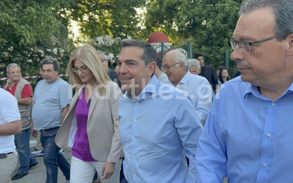 Θεσσαλονίκη: Οι selfies, τα λουλούδια και η τούρτα του Τσίπρα στη Σίνδο (βίντεο & φωτ.)