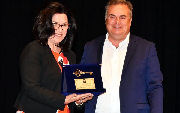 Ζαφειρίου Ευστρατία: Η «σιδηρά κυρία» της αυτοβιομηχανίας έγινε Επίτιμη Δημότισσα του Δήμου Ν. Προποντίδας