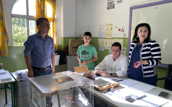  Θεσσαλονίκη: Δικαστική αντιπρόσωπος πήρε μαζί την οικογένειά της  στο εκλογικό τμήμα για βοήθεια (φωτ.)