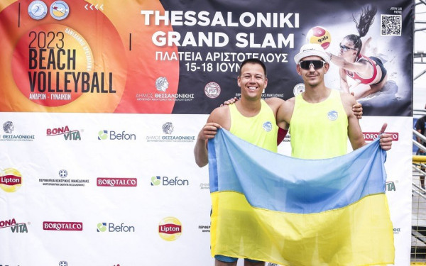 Νικήτας Ζάμπσκι και Ρομάν Βολκόφ: Τα παιδιά του πολέμου παίζουν μπιτς βόλεϊ στην πλατεία Αριστοτέλους (βίντεο, φωτ.)