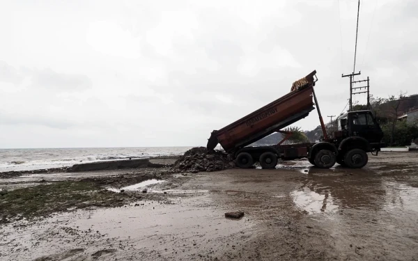 Τρέχουν να σώσουν παλιά ρέματα για να μη βουλιάξουν πάλι σε μια νέα δυνατή βροχή