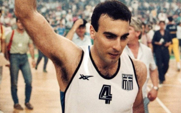 «Εκείνη η ομάδα έκανε έναν λαό να πιστέψει στον εαυτό του»: Το σχόλιο του Νίκου Γκάλη με αφορμή τη σημερινή επέτειο της Εθνικής ομάδας