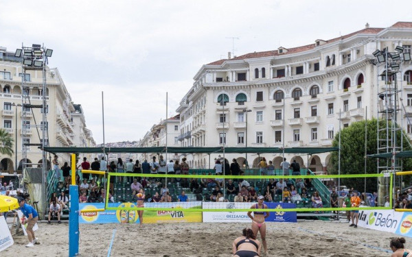 Live από τη Θεσσαλονίκη: Με τους αγώνες του κυρίως ταμπλό συνεχίζεται το τουρνουά μπιτς βόλεϊ στην πλατεία Αριστοτέλους